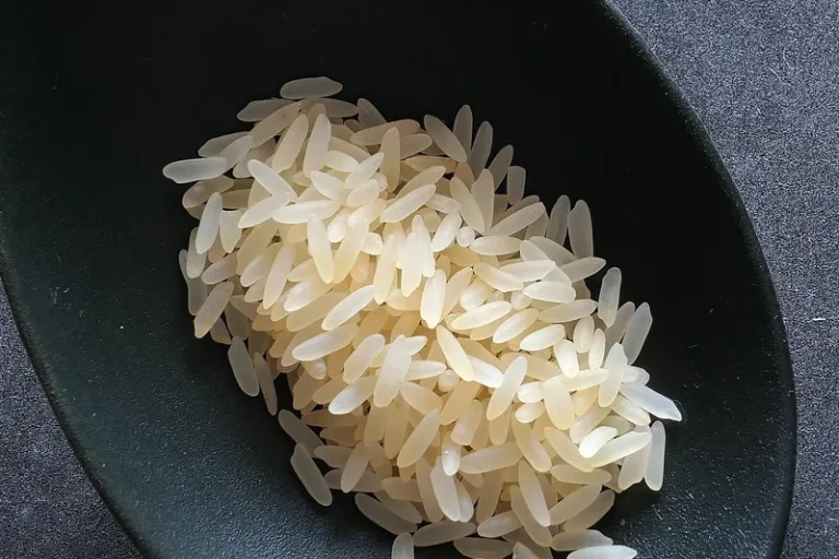Kokt ris i skål på köksbänk