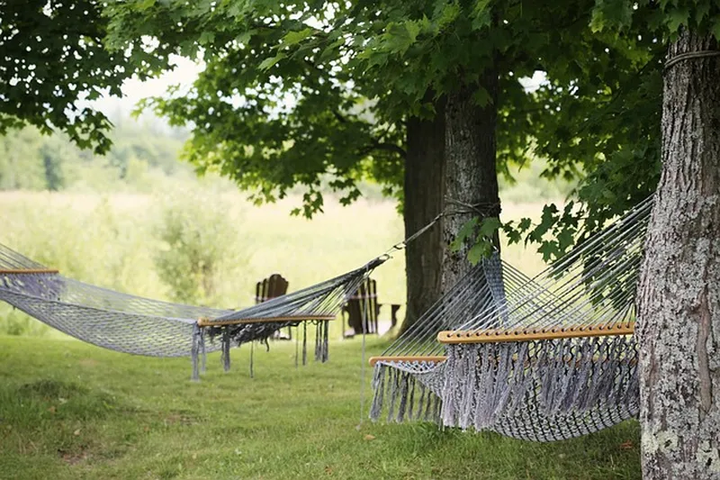 Hängmatta vid sjö en svensk sommardag