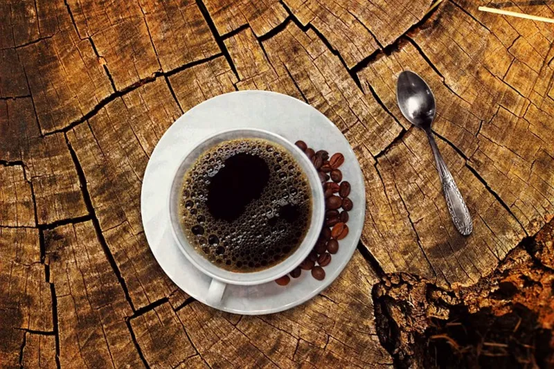 Handbryggt kaffe på morgonen i kök