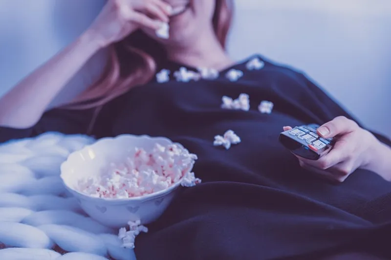 Chipsskål på soffbord en mysig fredagskväll