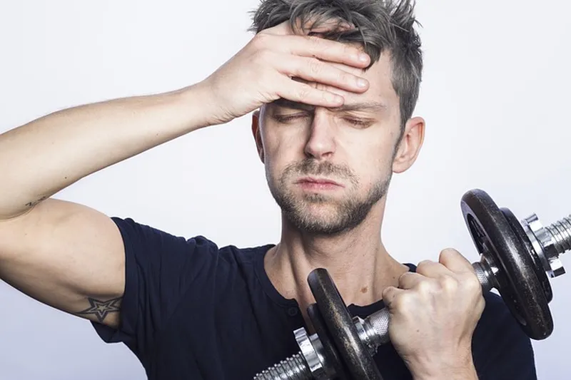 Kvinna gnuggar trötta ögon vid stress